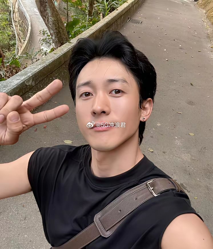 姚晨，侯雯元共同发文！3月18日，姚晨和侯雯元方突然一同发文，不是官宣恋情，而是