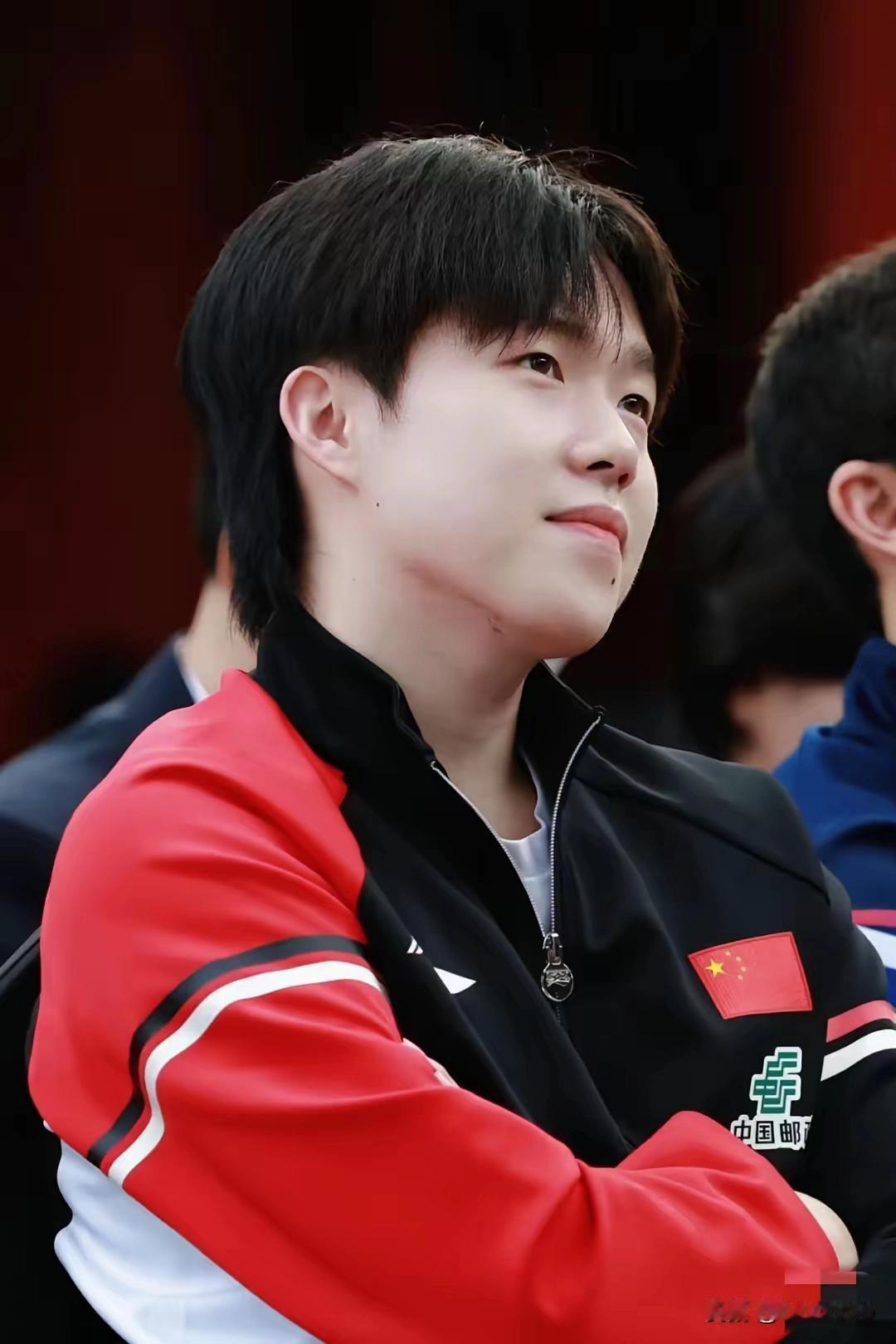 成都真的是莎头的福地，自然的互动，俩人一起蛐蛐别人的小表情，还有明明知道莎莎走错