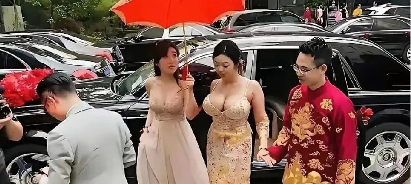 中西婚礼新娘穿婚纱站那，宾客都顾不上夹菜了昨天吃席差点把筷子戳空——本来正夹