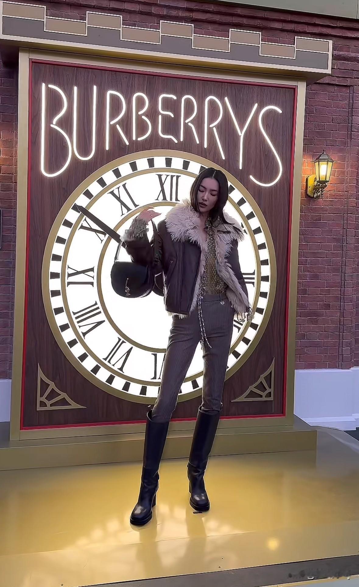 刘雯参加BURBERRY活动，很少见大表姐穿紧身裤搭配长靴，镜头里这腿巨显长，起