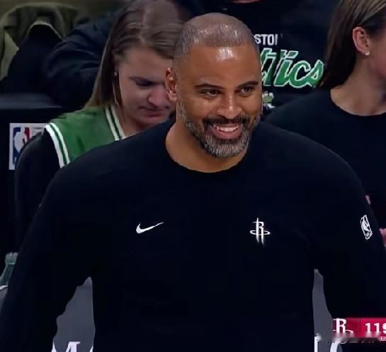 忍不住笑了！在带领火箭战胜老东家凯尔特人之后，乌度卡嘴角忍不住上扬，笑出了声！