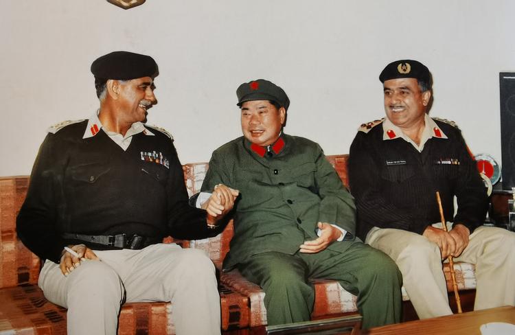 1981年11月15日，解放军总参谋长杨得志将军应邀访问巴基斯坦，这张照片是杨得