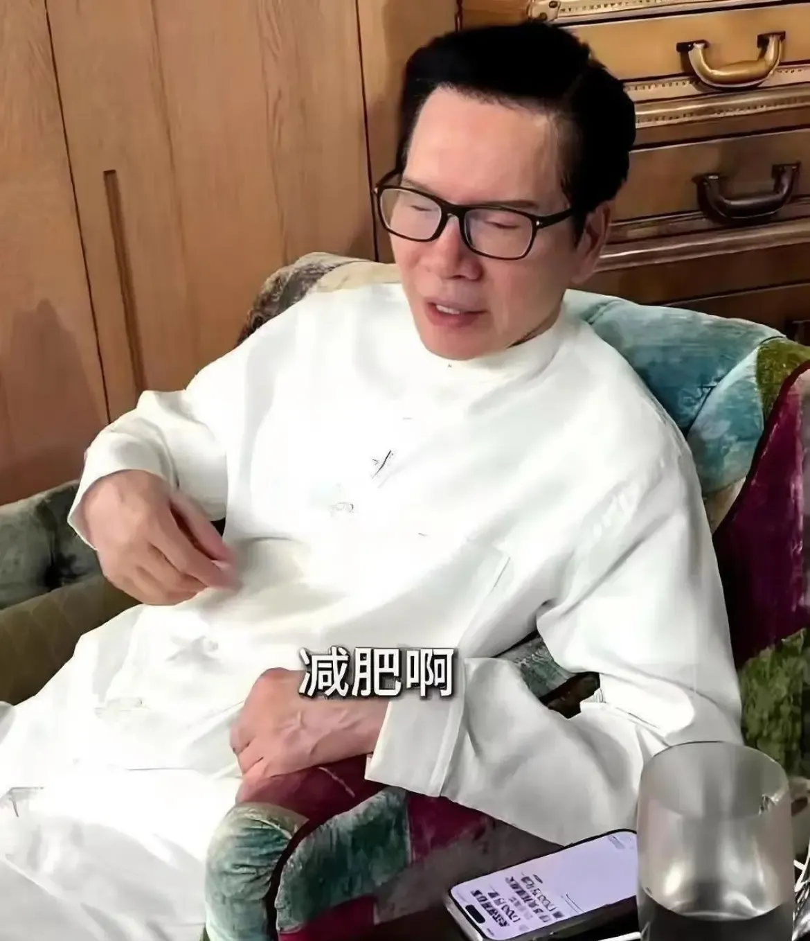 香港顶级富豪圈在长寿续命这块的努力也太卷了吧。78岁的向华强晚餐有时候只吃半根玉米，有时候是自家做的