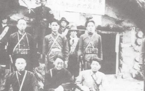 1985年，黑龙江有个退休老人上山采松茸，在石缝里摸到个硬东西，扒开一看，是部