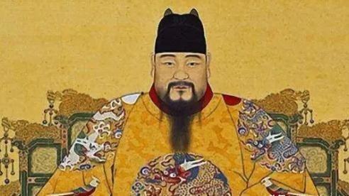 1462年，15岁的朱见深正在洗澡时，从小照顾他的乳娘进来加水。朱见深见状，握住