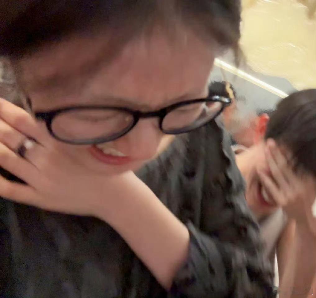 李兰迪敖瑞鹏的独家表情包李兰迪敖瑞鹏破万表情包李兰迪:我没有拍立得，但我有独家表