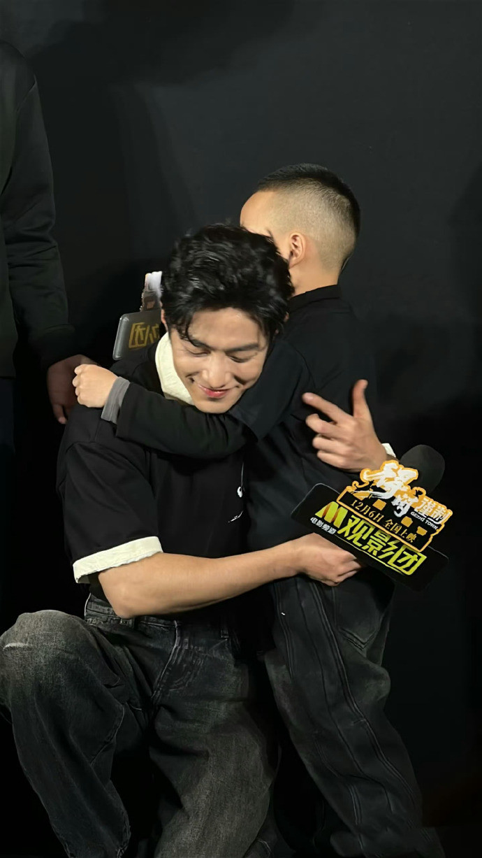 肖战共情能力很强 肖战爸爸抱别人了 肖战共情能力很强，肖战爸爸抱别人了,《得闲谨