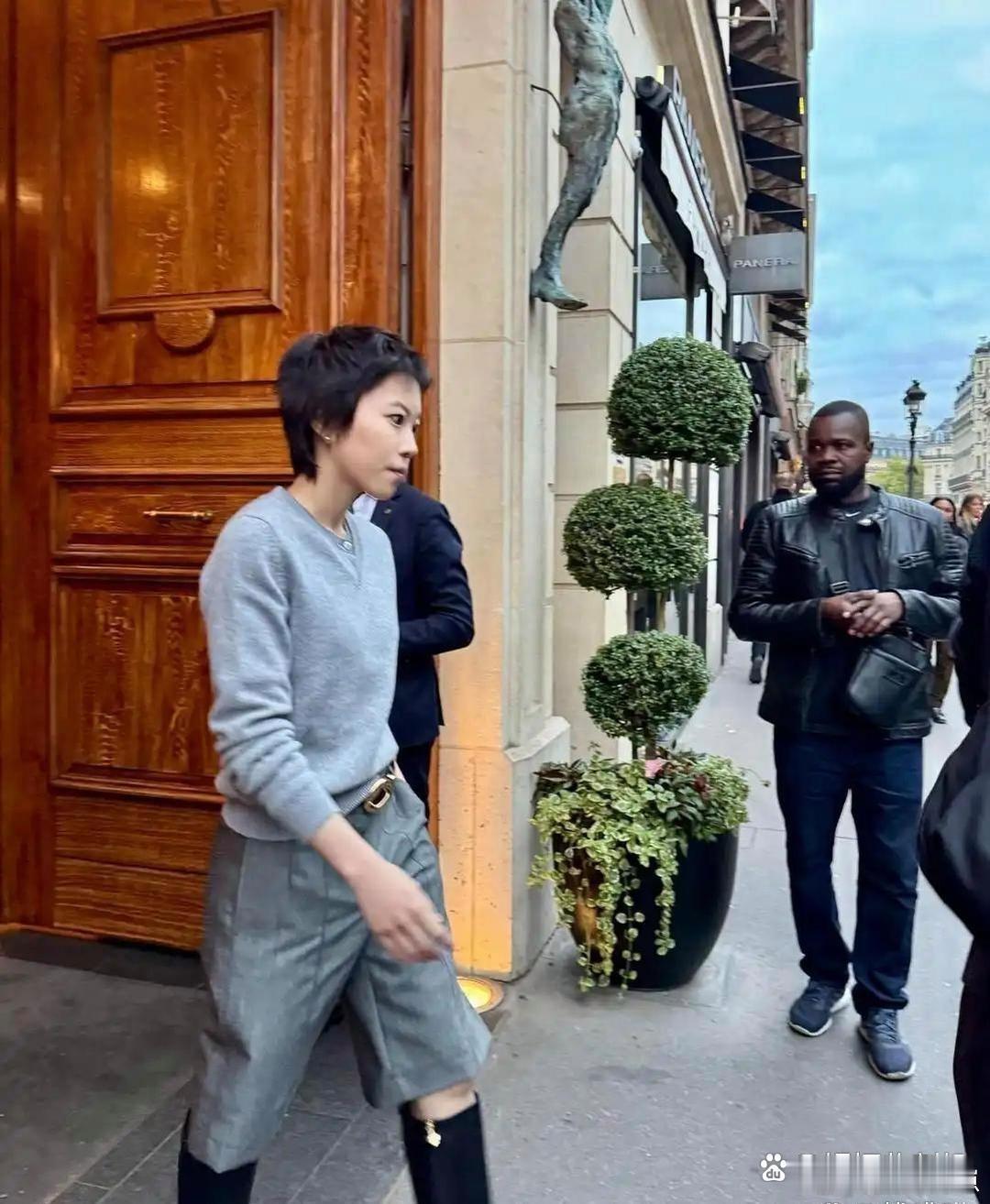 窦靖童的身材遗传了王菲，身形气质高度相像。