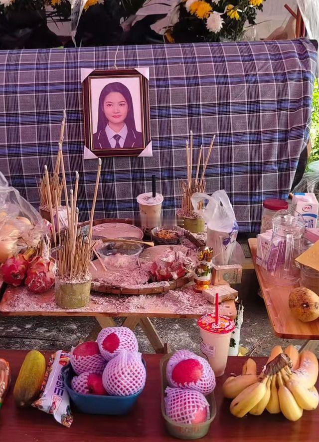 22岁女村支书遭遇车祸去世。年纪轻轻当村支书，年轻有为，本来前途一片光明，但是出
