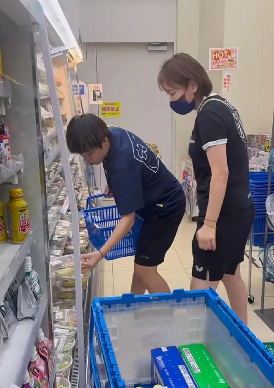 日本横滨被偶遇正在逛超市买日用品的王艺迪。因为酒店附近就是大型购物中心，运动员