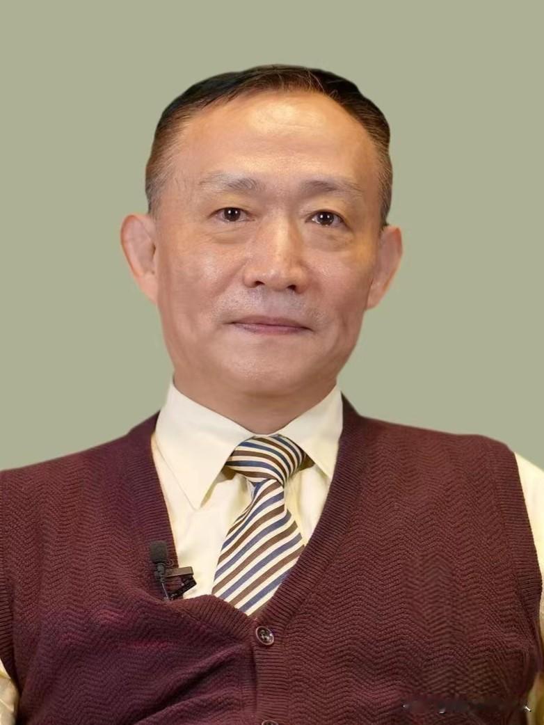 卢麒元说：“钱搬到瑞士的，居然在国内定房价上限。”果然不是一般的高人，这么快就