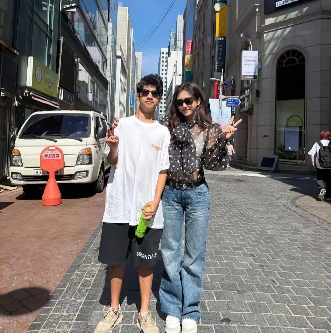 最近好多明星都带自己孩子参加活动了，郑钧也带自己女儿参加自己的演唱会，现在五官慢