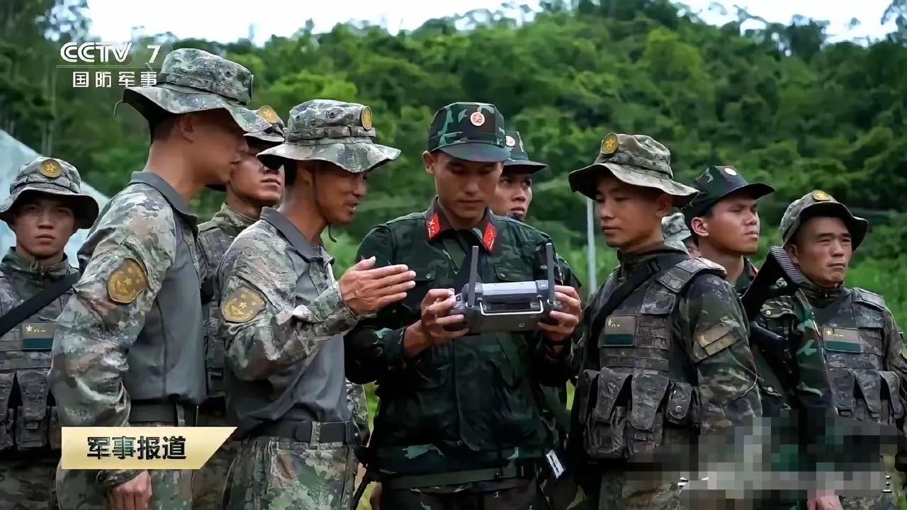 中越两军在联合训练中，中国军人耐心教越南士兵使用无人机、通信设备等高科技装备，场