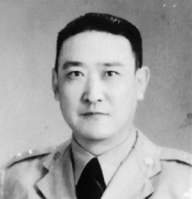 他带着8000两黄金和70匹马翻过喀喇昆仑山，头也不回地跑了——因为他太清楚，当