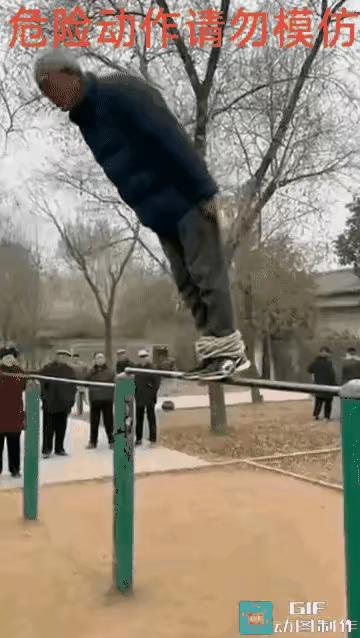 这老爷子肯定残了，甚至更惨！这是一个录像截图。老爷子这样前倾之后，像手握单杠
