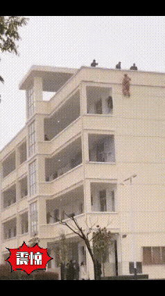 踹你一脚，谁让你不尊重生命的？一女子站在顶楼的护栏上面，可能因为发生了什么事情