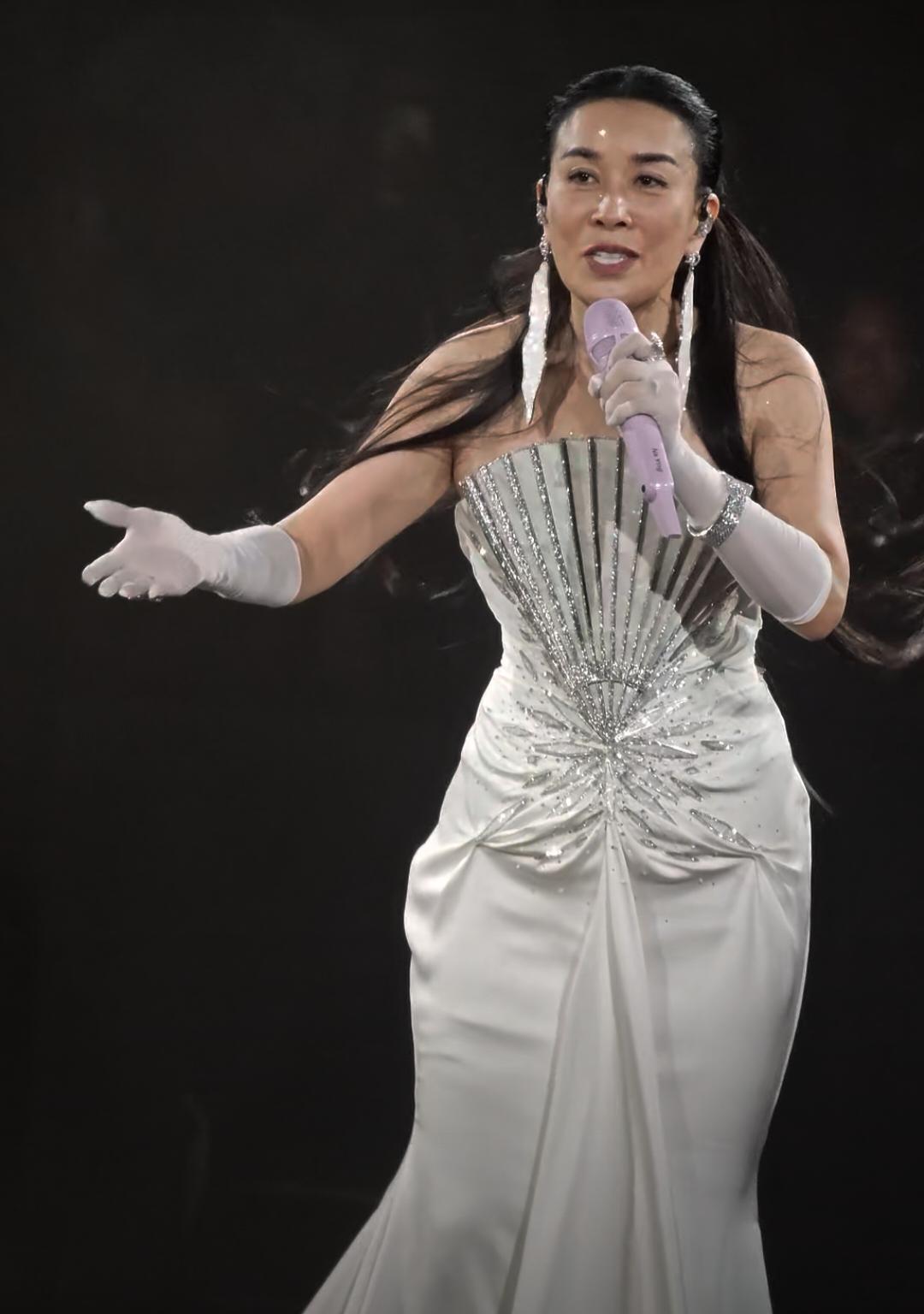 那英把北京演唱会办成了春晚，VIP包厢聚集了50多位明星，肖战作为惊喜嘉宾登场合