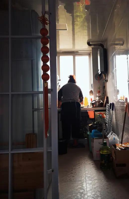 我妈跟我小姨好几年不说话了，去年五一，我小姨出车祸，肋骨，腰椎，锁骨全断，我小姨