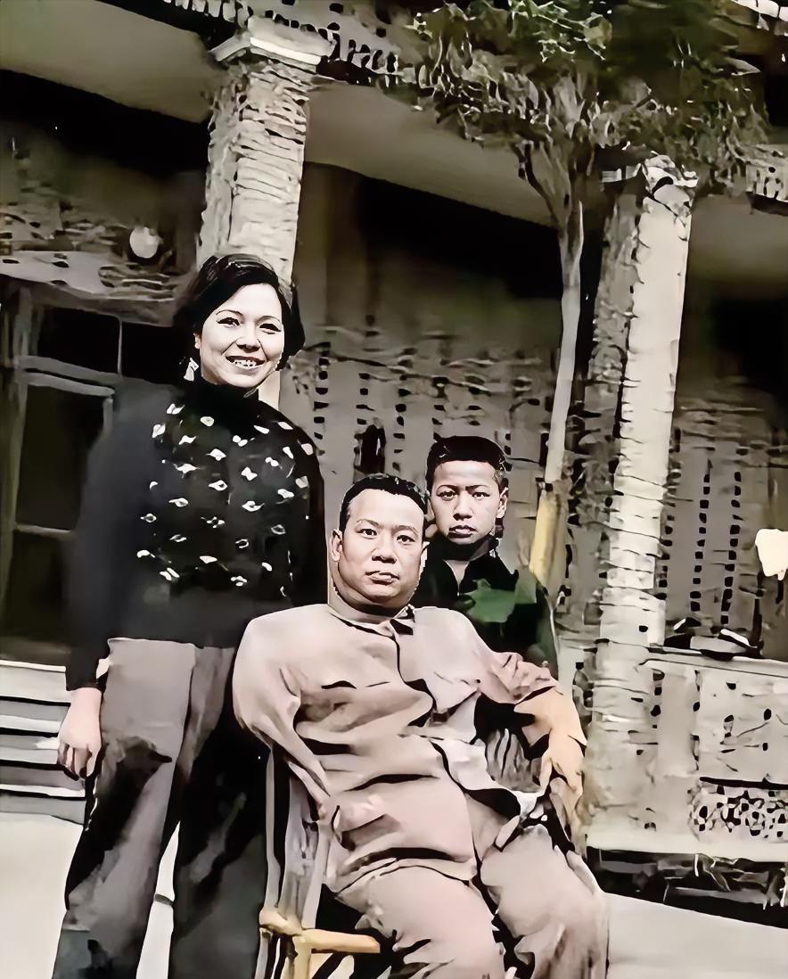 1954年，时任西南军区副司令员兼四川省军区司令员贺炳炎将军与夫人姜平、长子贺雷