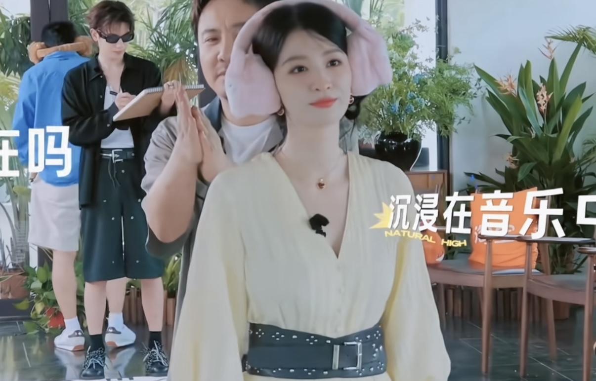 沈腾在王楚然背后拍巴掌没喊她，王楚然一直没反应，沈腾下一秒直接在王楚然面前翻白眼