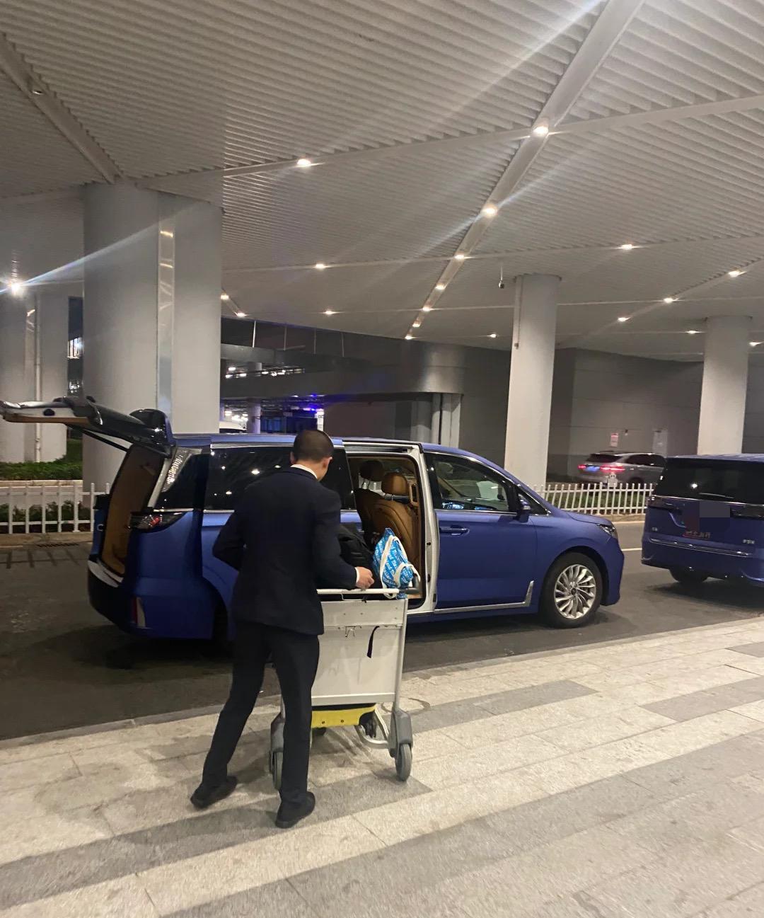 前天打网约车，师傅盯着路边的商务车直叹气：“真羡慕跑商务车的！”他说自己天天