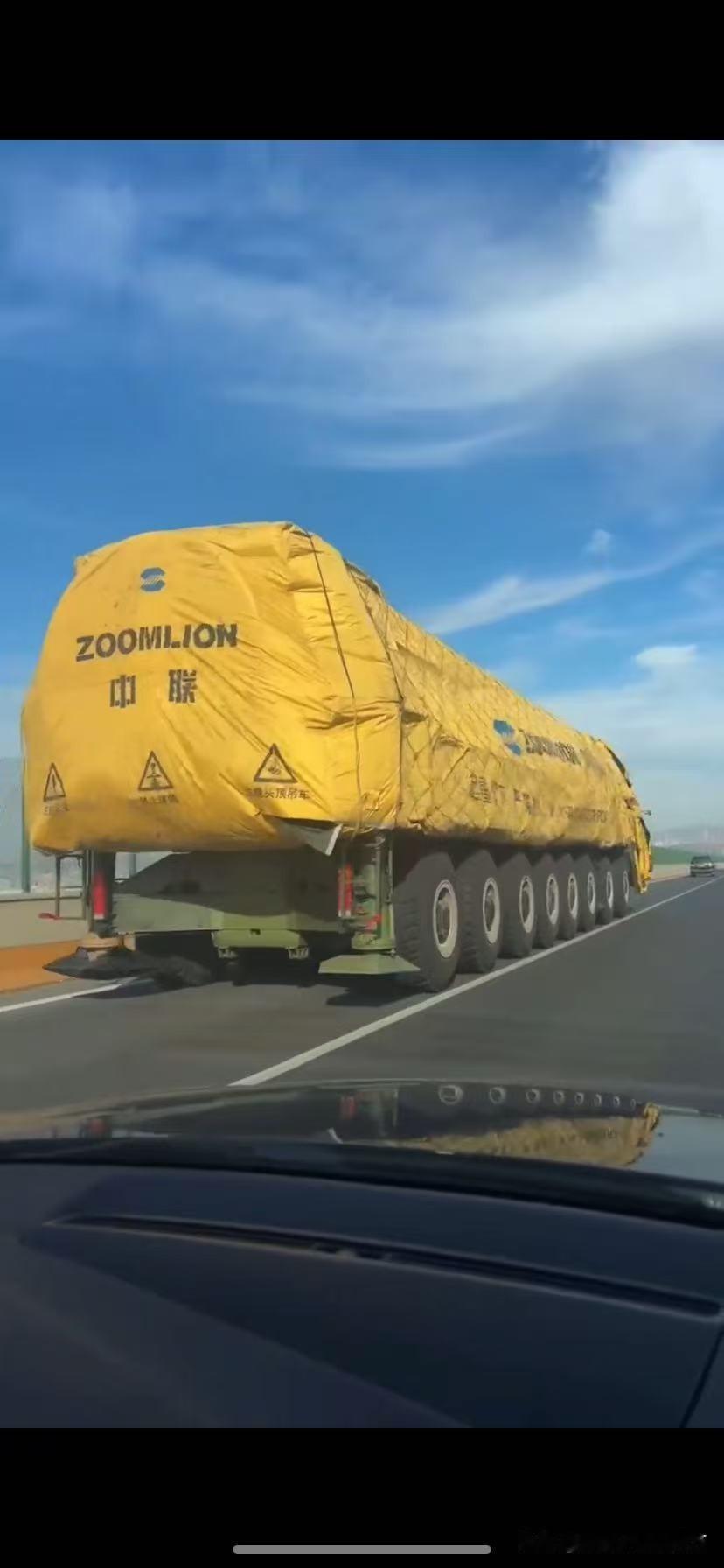 [呲牙笑]“起重臂下严禁站人”——这是哪位高人想出来的点子？挺像回事的嘛。不