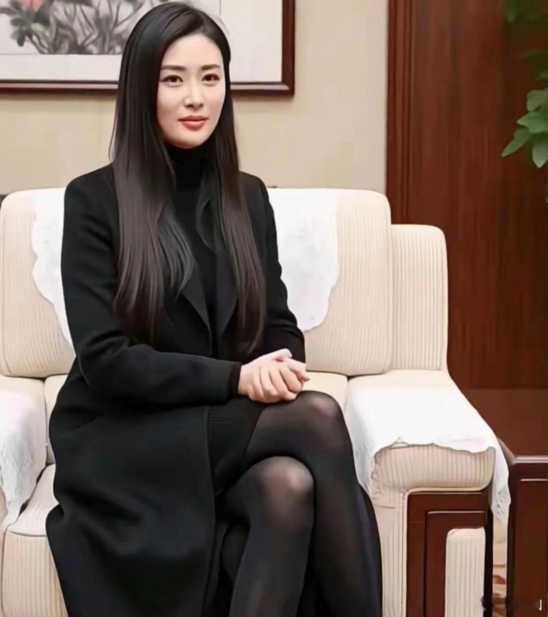 坐得倍儿直，穿得超有品，女神范直接拉满！