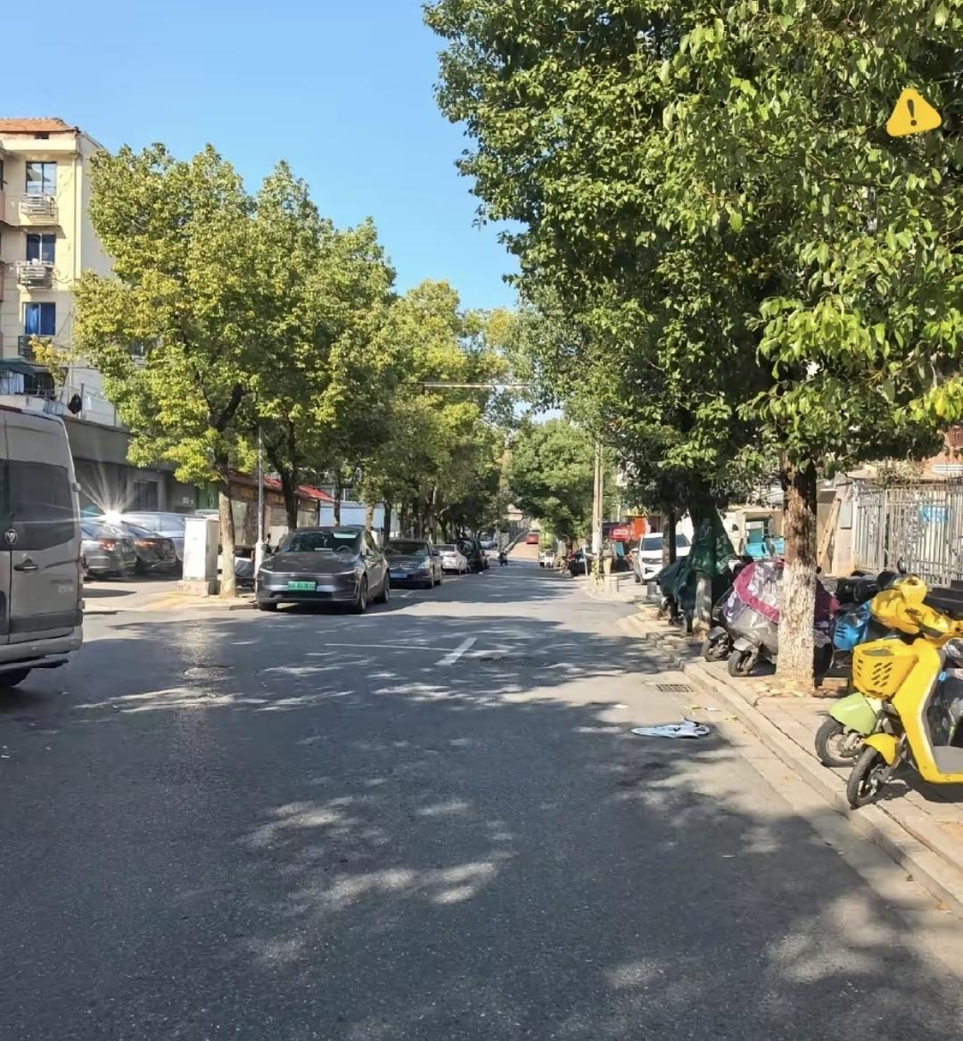 昨天我在小区溜达，看到好多五十多岁的阿姨，冬天一到，清一色酒红或深紫的羽绒服，黑