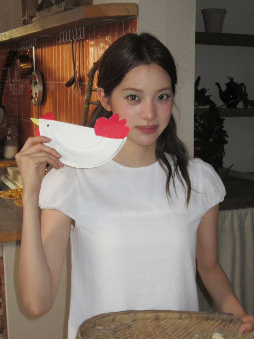 欧阳娜娜美商娜娜真的是把“甜而不腻，酷而随性”拿捏得死死的！不管是元气少女还是复