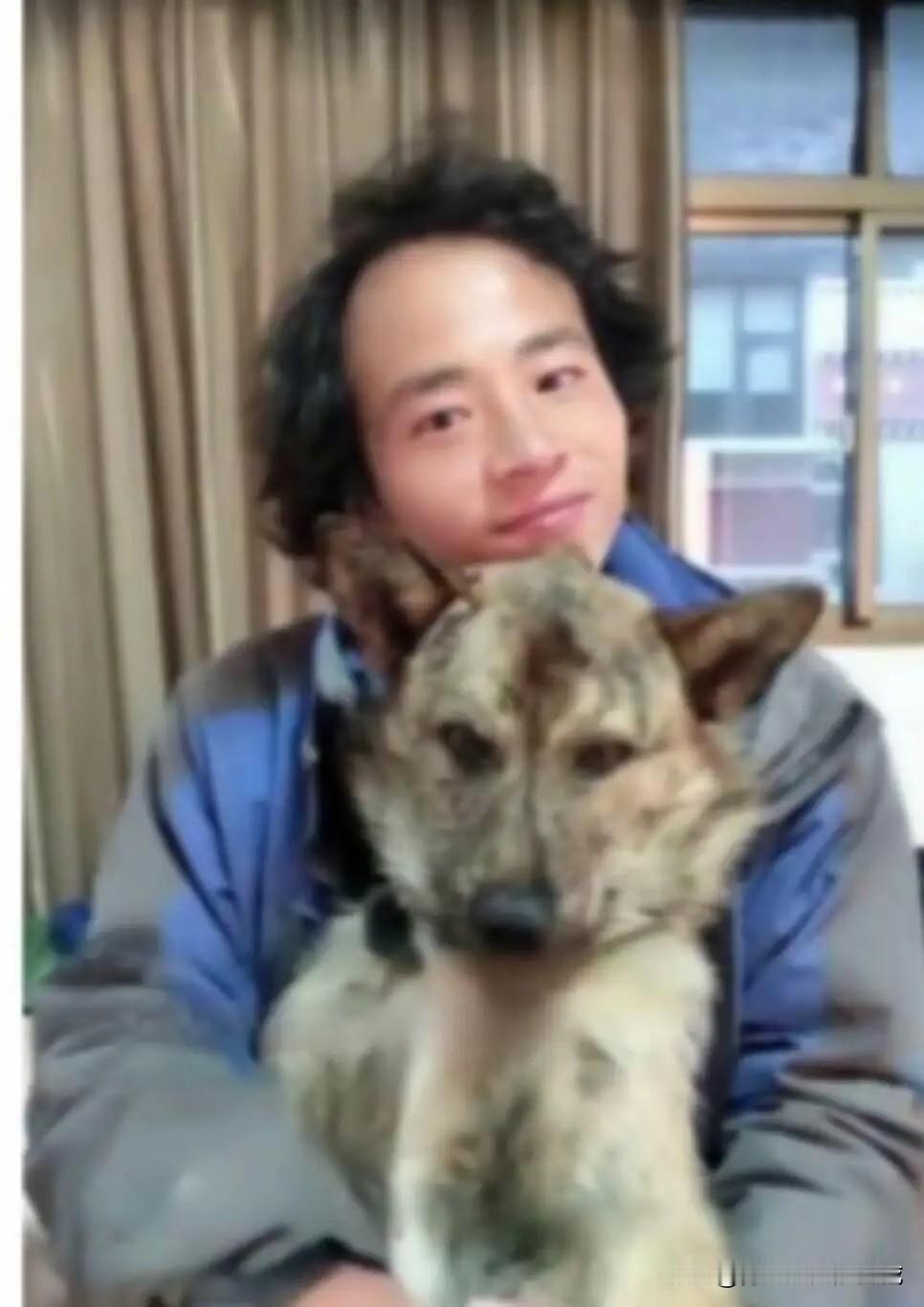 他不是普通人。真不是。他去那些冰川，拍到的黑斑不是灰尘，是工业文明的骨灰，裹