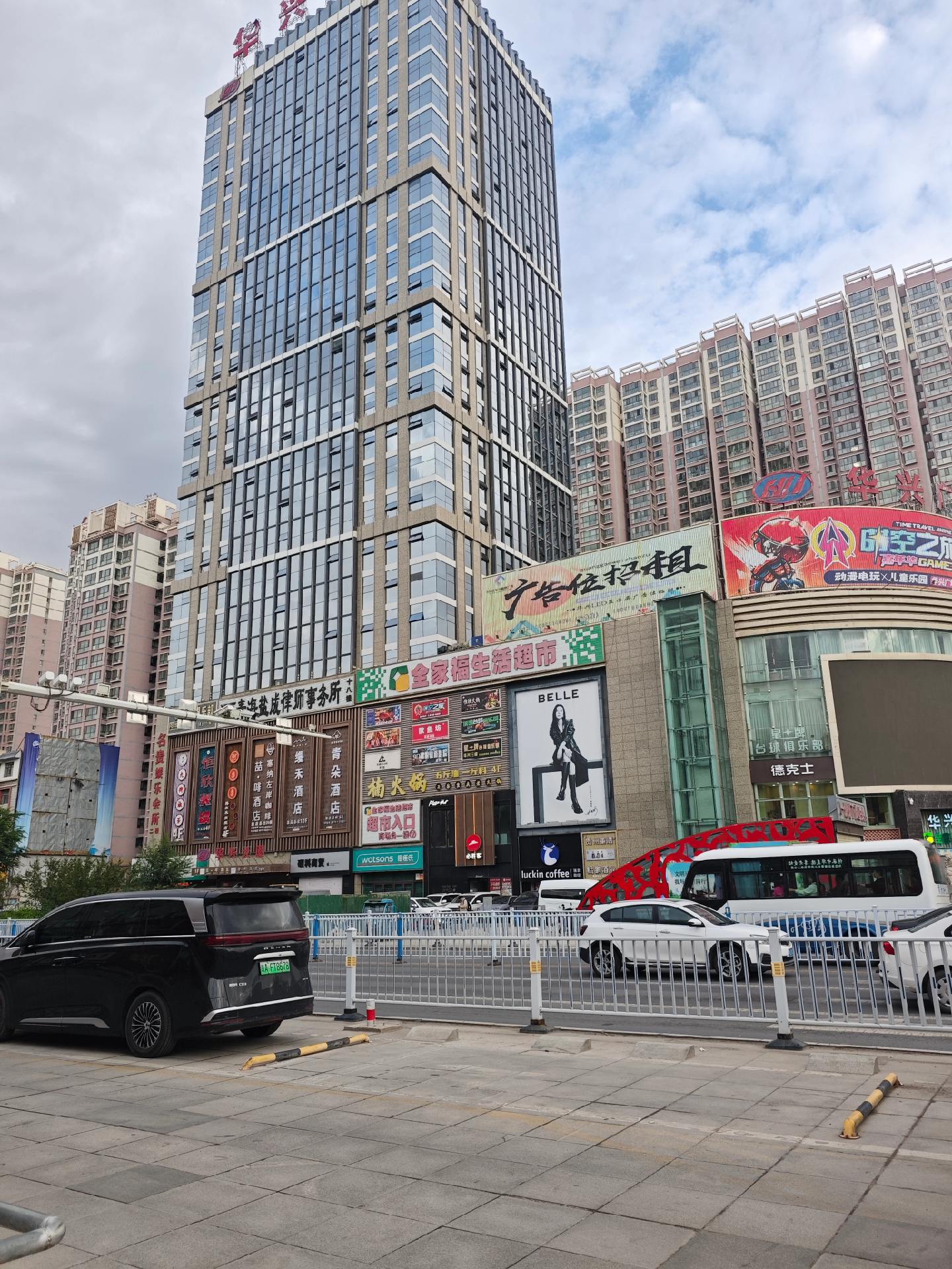 格尔木的清晨，带着独属于高原的凛冽气息，再整上一碗青海牛肉面。我在想...