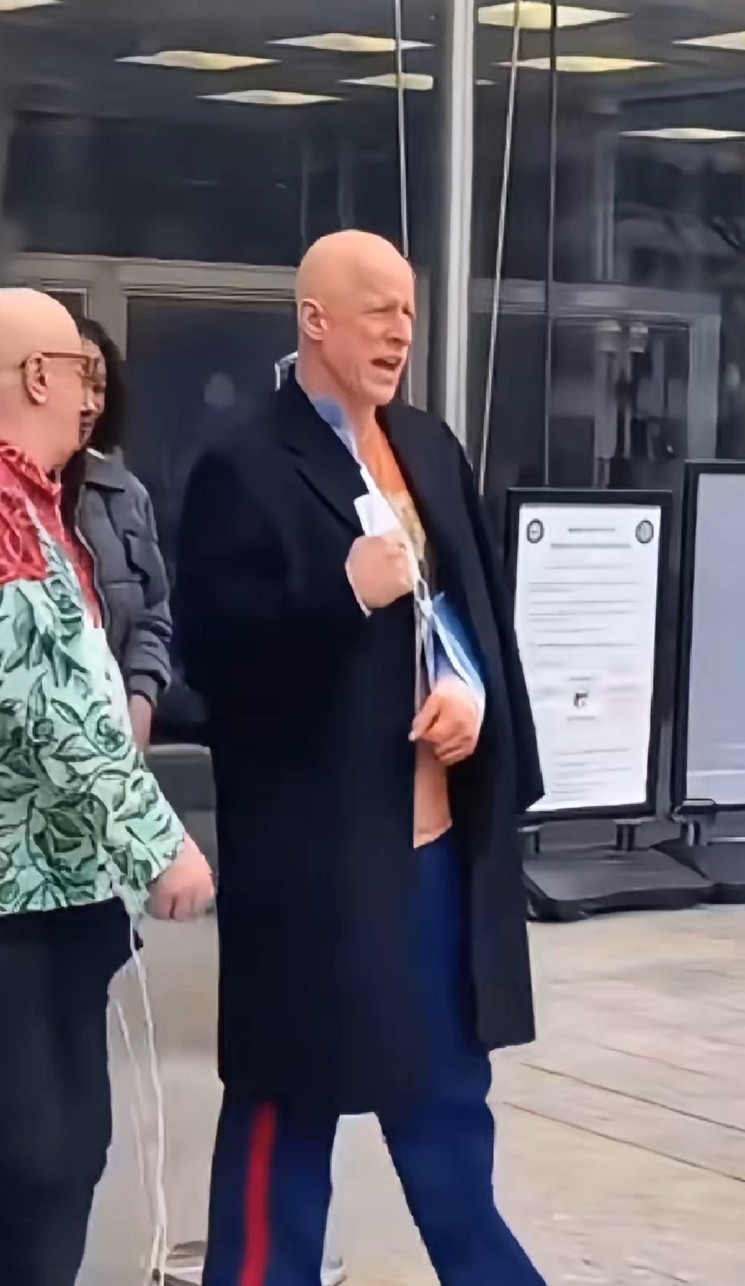 勇闯参议院听证会的美军老兵麦金尼斯，出院了！当时，他在会场后排高喊反战口号，