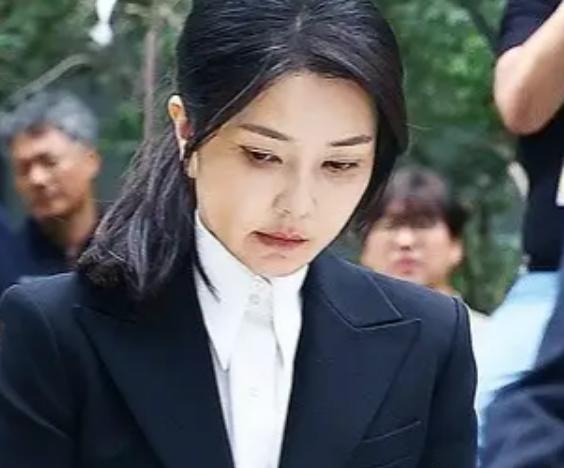 李在明本来想彻底整死尹锡悦，但是越查越不对劲，自己的行为跟洗白尹锡悦没两样。 