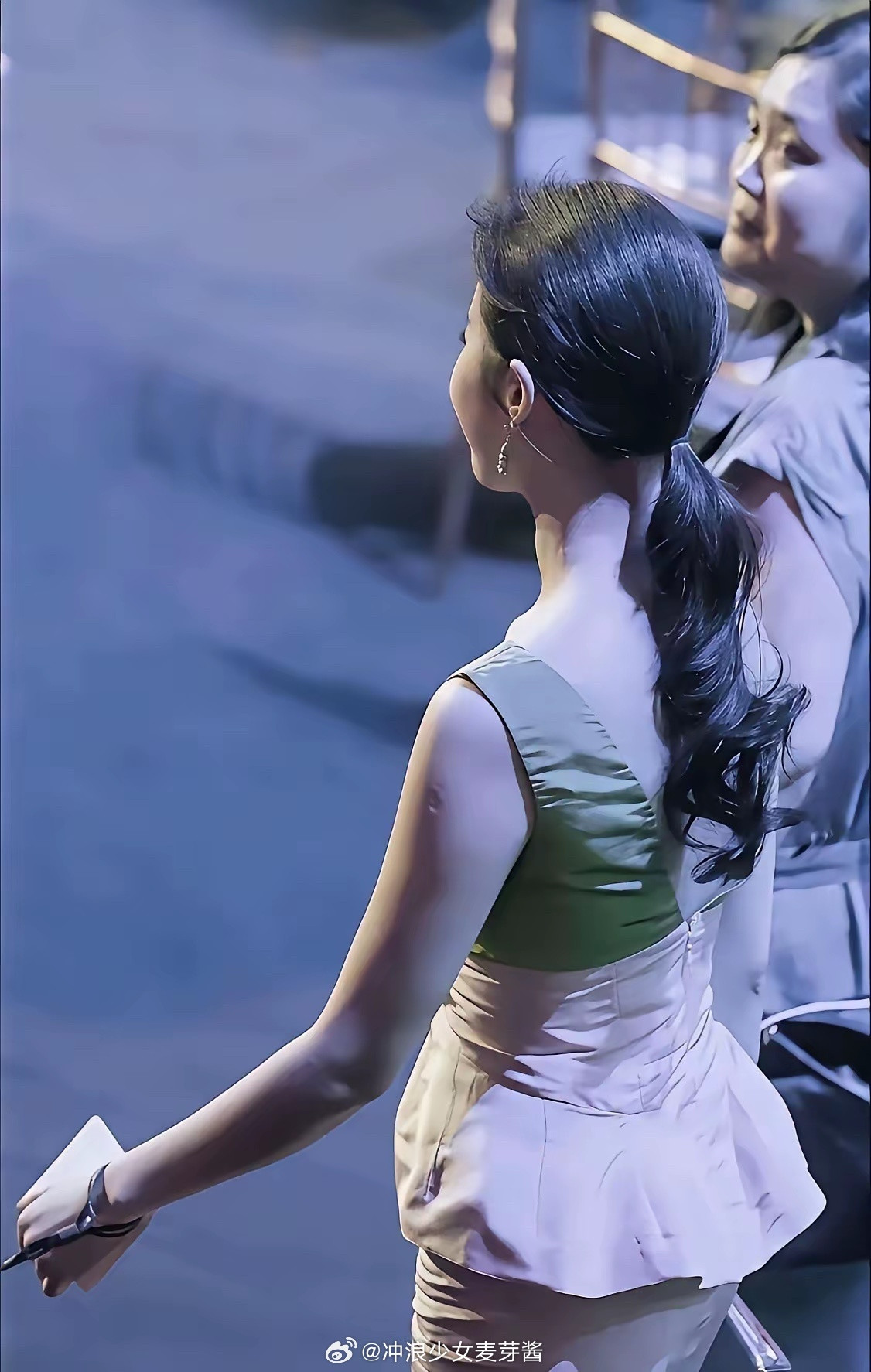 刘亦菲是怎么做到后面一点点头发，颅顶那么多头发的？