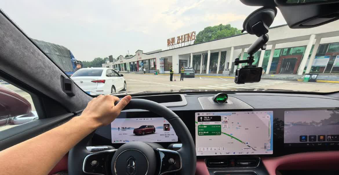 现在问界的品牌是真的起来了啊我开M8来吃回门酒这边几个叔叔、邻居一直来问