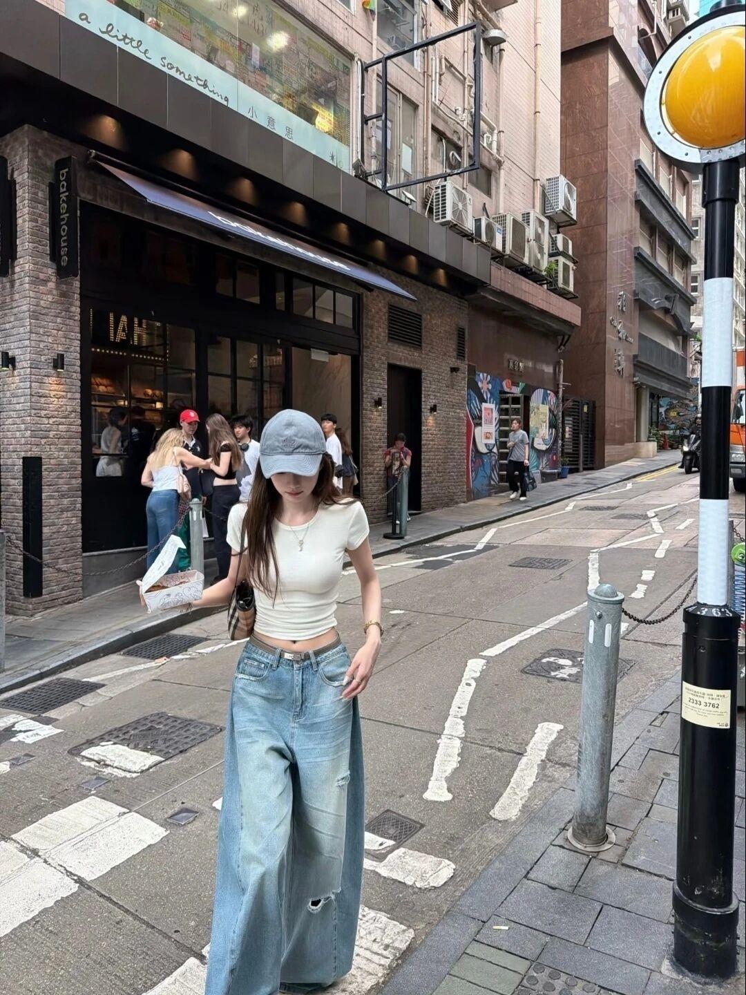 悠闲漫步在繁华街头，享受美好时光。