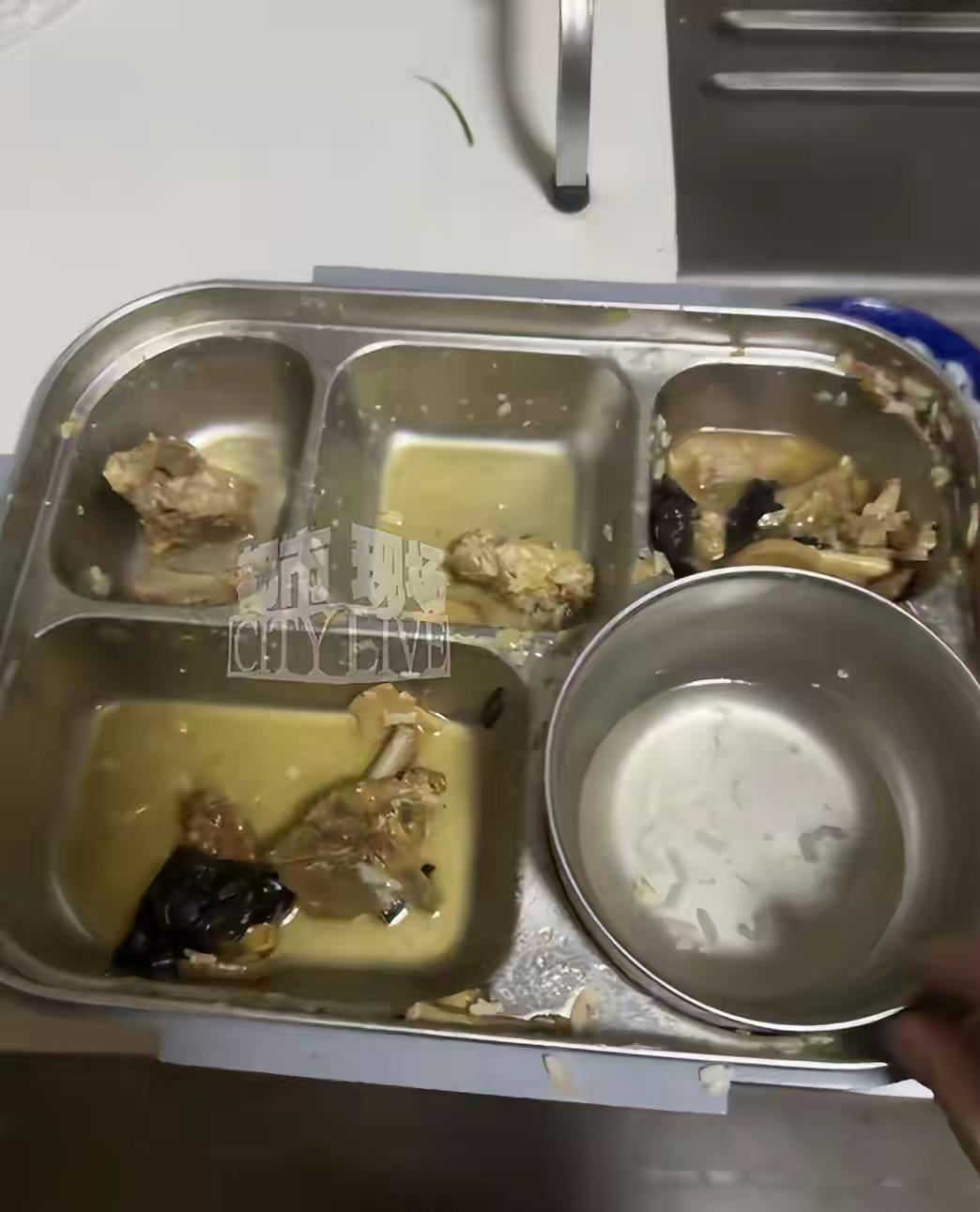 “妈妈，我今天又拎了一路臭饭盒回家。”江苏徐州一所小学门口，孩子们背着书包走