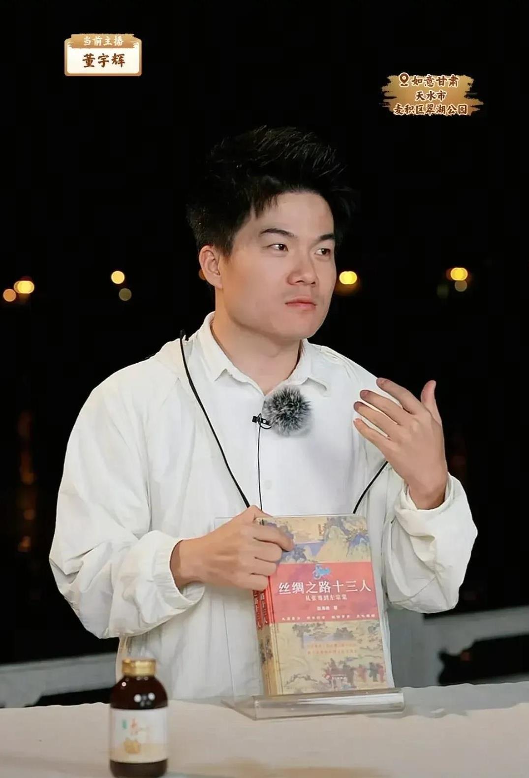 与辉同行72小时连轴转后面跟拍的自媒体博主都累散架了宇辉他们一直在忙自己印