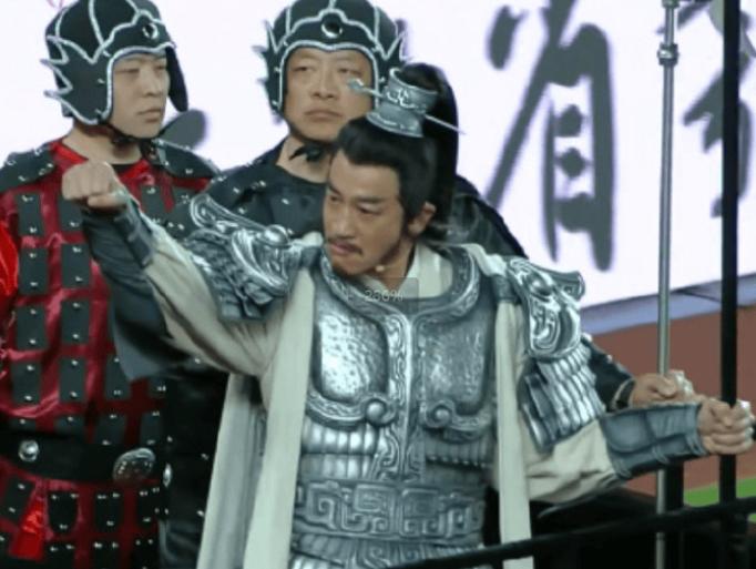 何润东并未骑着马登场，而是在移动车上传口号，鼓舞士气。想来也是，何润东都已经5