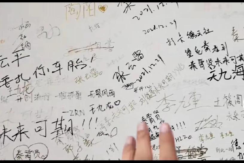 老郭的德云社被涂鸦成这样子了。那白墙上写的乱其八遭，太难看了，老郭演戏瞎改词。网