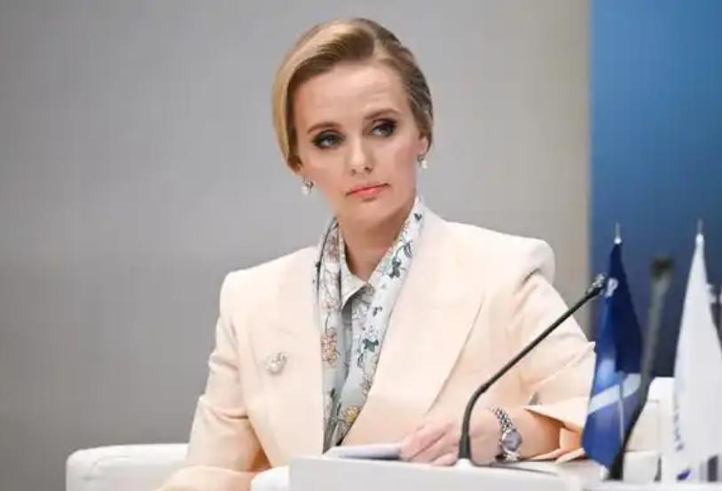 普京大女儿罕见亮相，气场全开。说起俄罗斯总统普京，大家脑海里浮现的大多是那个