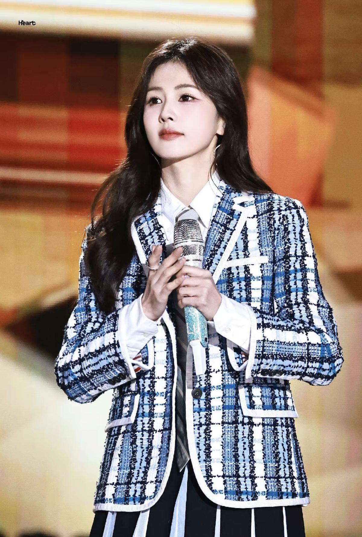 当白鹿穿上学院风套装，仿佛又回到了那个充满憧憬的校园时光，温柔又治愈[赞][给力