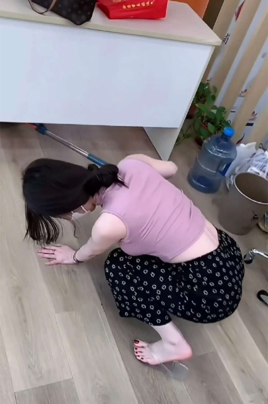 到老板家里她一直扫地是怎么回事？