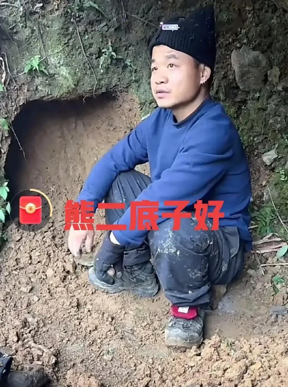 熊二刚进林子不到两天，苗王就在直播里放话：建弟第一个扛不住。我当时边刷手机边笑