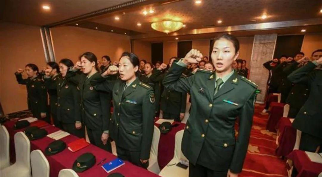 中士李盈莹。八一女排曾拥有全国最多的球迷，赵蕊蕊、白云、王丽娜、孙小清等八一球星