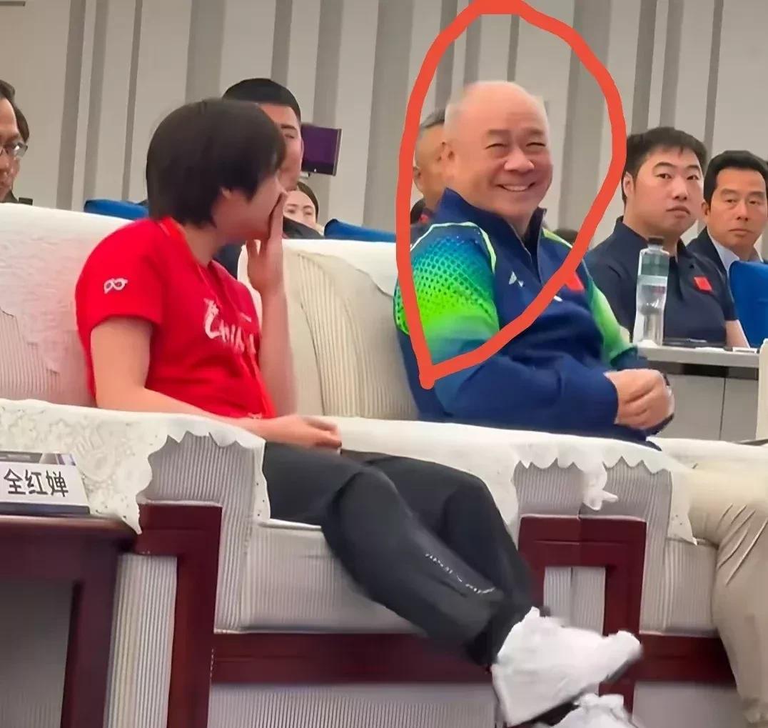 李宁怎么想也想不明白，明明自已最顾全大局，两位跳水冠亚军都请了，相也照了，