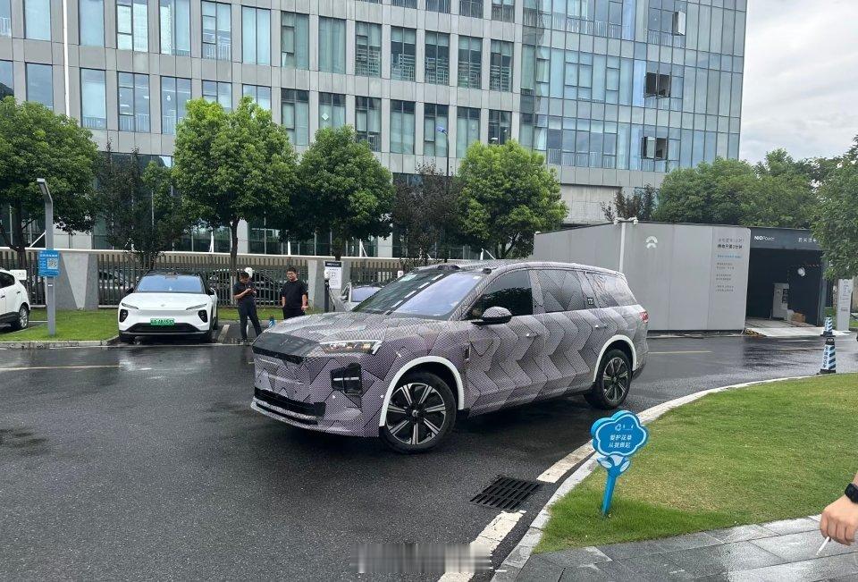 蔚来5米以上的大车，会一台接着一台。接下来要看第三代ES8了。这应该是蔚