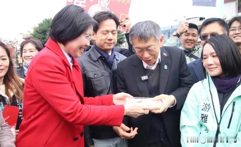 徐欣莹与柯文哲碰面互赠麻糬春联柯文哲：新竹县蓝白一定会有一组合适的人马！