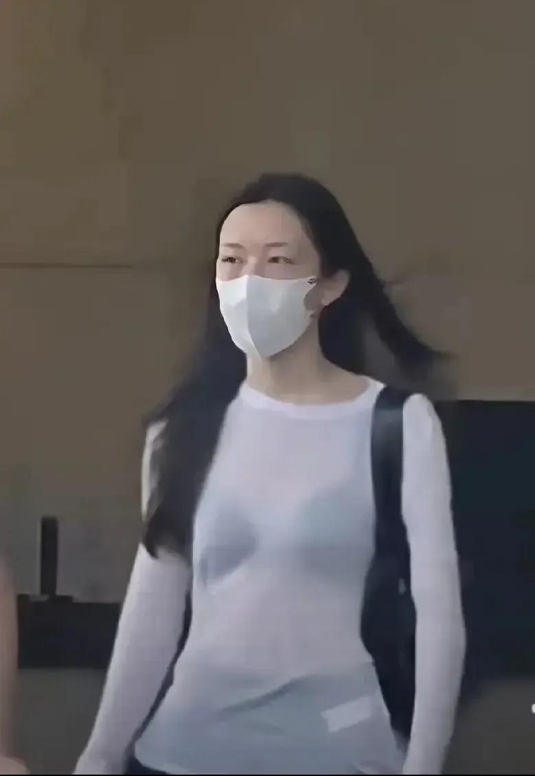 李嫣气质高冷像王菲，长相还是和李亚鹏是一个模子里刻出来的。遗传了父母的大高个