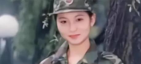 1994年，一位漂亮女兵退伍时，一名兵哥哥突然递给她一封信，从此两人二十年都没再